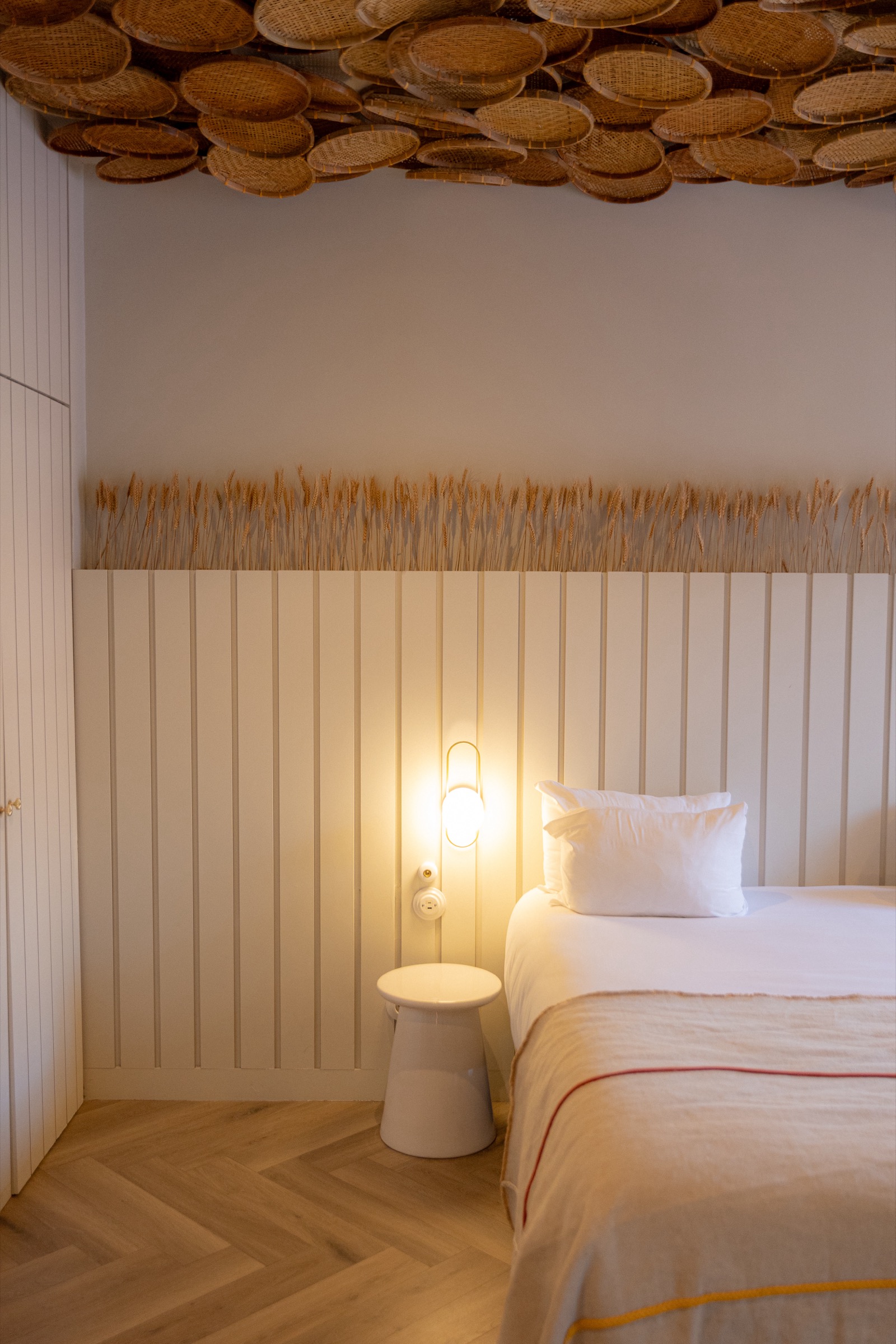 Plafond en osier tressé — Chambre Amandine, Maison Soleil Montpellier